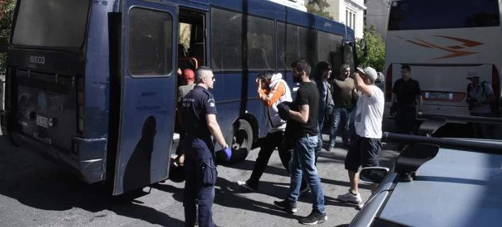 Επιχείρηση-σκούπα στο Πεδίον του Αρεως, μάζεψαν τοξικομανείς και λαθρομετανάστες (εικόνες, βίντεο)